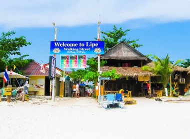 Koh Lipe, Tayland - 06 Şubat 2011: Plajda kho lipe, Tayland görünümü.