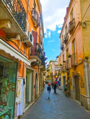 Taormina, Sicilya, İtalya - 05 Mayıs 2014: Sokağın Taormina, Sicilya, İtalya, Avrupa'nın üzerinden görünüm