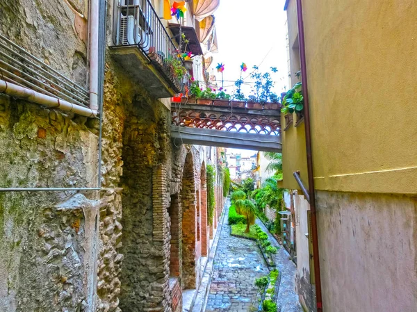 Widok na ulicę w Taormina, Sycylia, Włochy, Europa — Zdjęcie stockowe