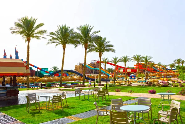 Sharm El Sheikh, Egyiptom - 2017. április 10.: A view luxus hotel Aqua Blu Sharm 5 csillag a nap, kék sky — Stock Fotó