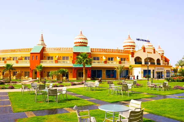 Sharm El Sheikh, Egito - 10 de abril de 2017: A vista do hotel de luxo AQUA BLU Sharm 5 estrelas ao dia com céu azul — Fotografia de Stock