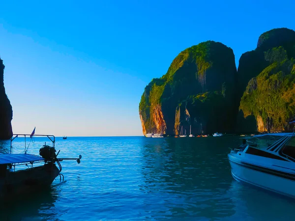 Rozmyty obraz z Maya Bay - piękna plaża w mieście Ko Phi Phi, Tajlandia — Zdjęcie stockowe