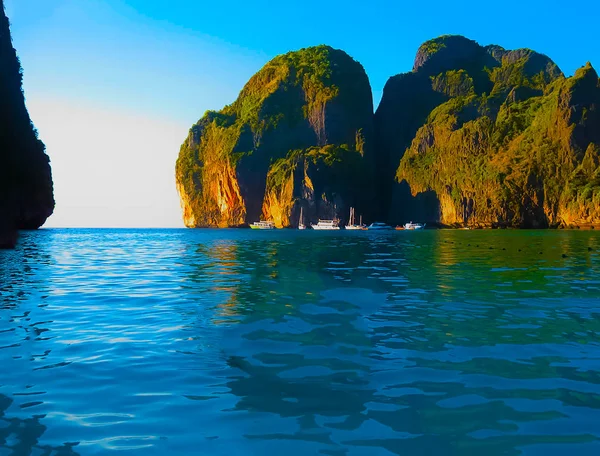 A homályos képet, a Maya öbölben - gyönyörű beach-Phi Phi sziget, Thaiföld — Stock Fotó