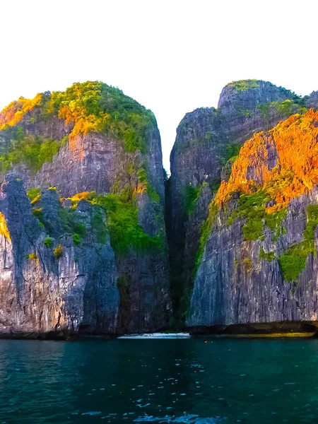 The blurred image of Maya Bay - Beautiful beach in Phi Phi Island,,, Thailand — стоковое фото