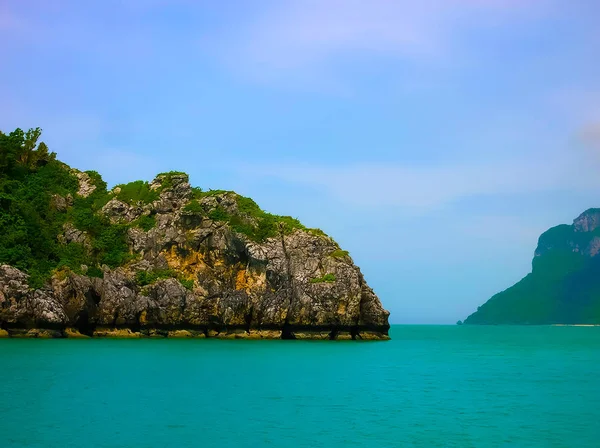 Paisaje tropical. La isla en el mar de Andamán, Tailandia —  Fotos de Stock
