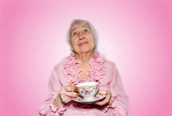 Старшая женщина наслаждается чашкой чая — стоковое фото