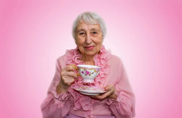 Старшая женщина наслаждается чашкой чая — стоковое фото