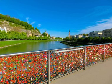 Kilitleri Salzburg ile kaplı köprü çit