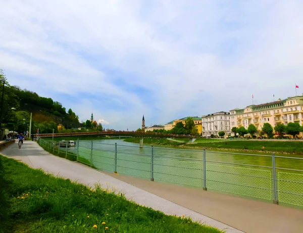 De omheining van de brug voorzien van sloten in Salzburg — Stockfoto
