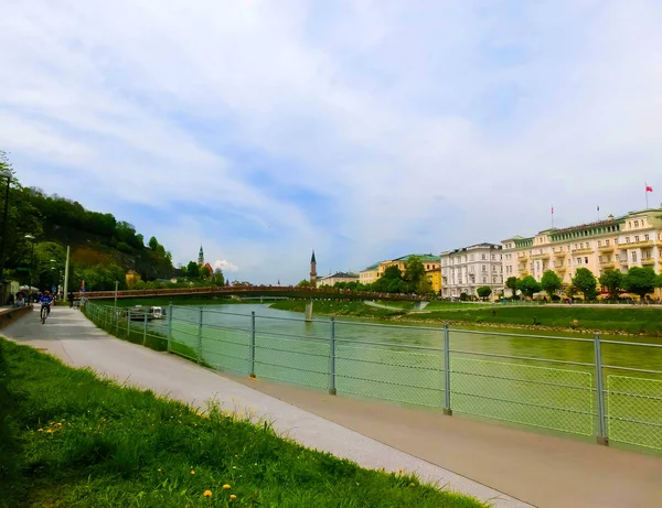 La recinzione del ponte coperto di serrature a Salisburgo — Foto Stock