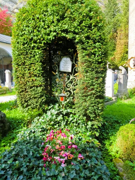 Het pittoreske St. Peters-kerkhof in Salzburg — Stockfoto