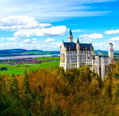 Görünüm ünlü turistik cazibe Bavyera Alpleri'nde - 19. yüzyıl Neuschwanstein Şatosu.