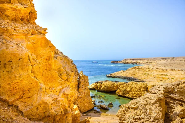 Mısır 'daki Ras Muhammad Milli Parkı' nda mavi suyu olan körfez