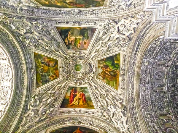 Salzburgo, Austria - 01 de mayo de 2017: Interior de la Catedral de Salzburgo - detalles — Foto de Stock