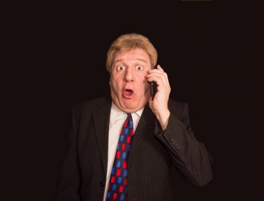 Şok haber. Cep telefonu ile takım elbiseli şaşırmış olgun adam