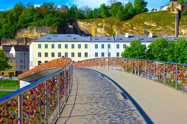 桥梁护栏网覆盖着锁在萨尔茨堡 — 图库照片