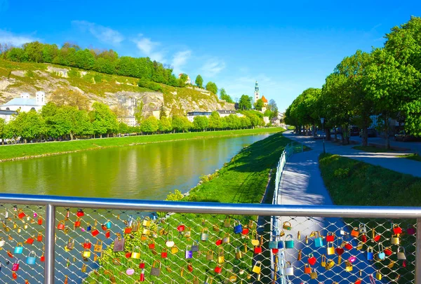 La clôture du pont couverte d'écluses à Salzbourg — Photo