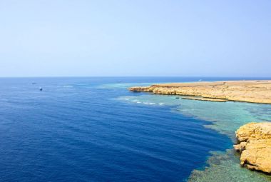 Mısır 'daki Ras Muhammad Milli Parkı' nda mavi suyu olan körfez