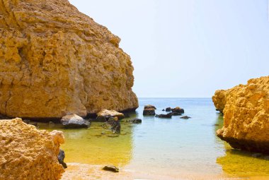 Mısır 'daki Ras Muhammad Milli Parkı' nda mavi suyu olan körfez