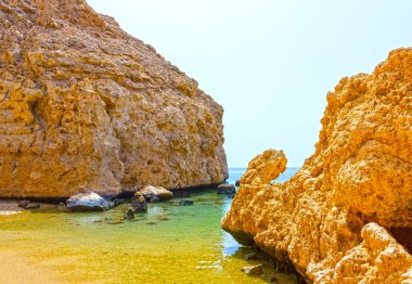 Mısır 'daki Ras Muhammad Milli Parkı' nda mavi suyu olan körfez