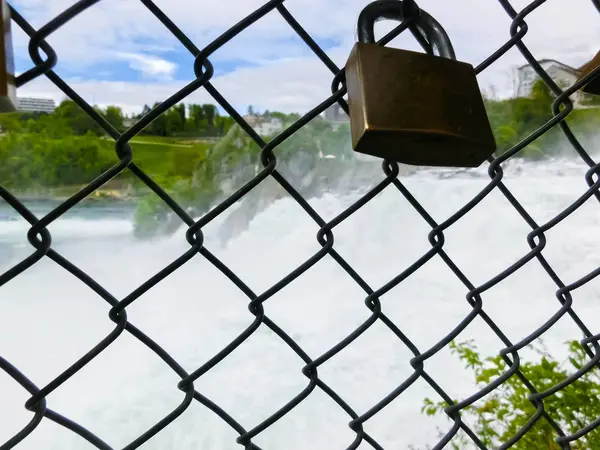 Grösster Wasserfall Europas am Rhein in der Schweiz — Stockfoto