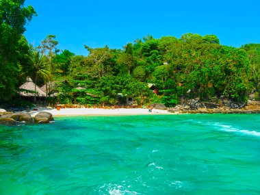 Phi Phi Adaları, Tayland - 4 Şubat 2010: Tayland, Andaman Denizi 'ndeki Phi Phi Adaları' nın güneşli gününde Viking Resort 'taki sahil evleri