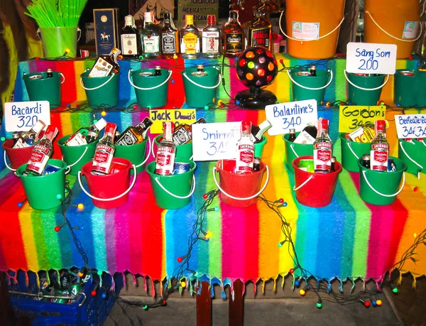 Phi Islands Tailandia Febrero 2010 Los Cócteles Tailandeses Cubo Tienda — Foto de Stock