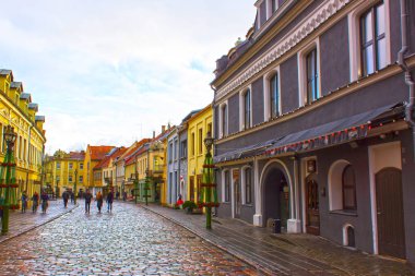 Kaunas, Litvanya - 02 Ocak 2017: Fasades eski eski şehir Kaunas Street evler