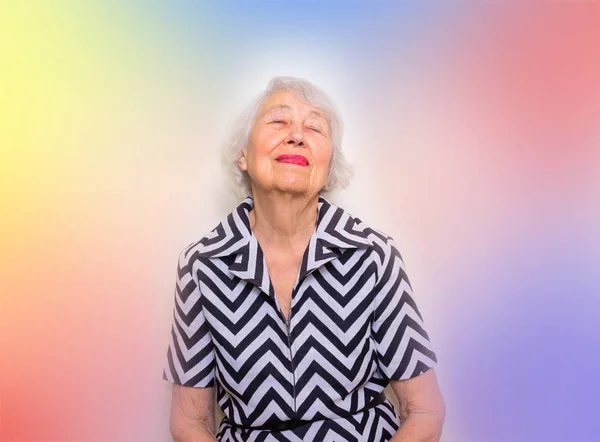 Retrato de uma mulher idosa sonhadora sentada com os olhos fechados . — Fotografia de Stock