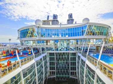 Barselona, Spaine - 06 Eylül 2015: Royal Caribbean International Allure Seas cruise gemi sahibi olduğu