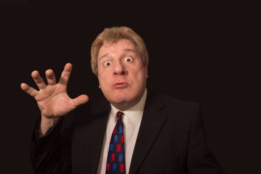 Koyu arka plan karşı kızgın üst düzey işadamı stüdyo çekim