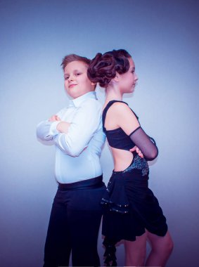 Genç erkek ve kız dans stüdyosu gri poz. Balo salonu dans kavramı