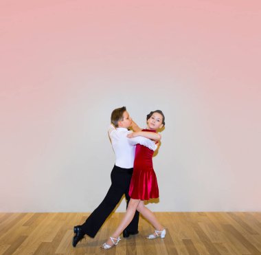 Genç erkek ve kız dans stüdyosu gri poz. Balo salonu dans kavramı