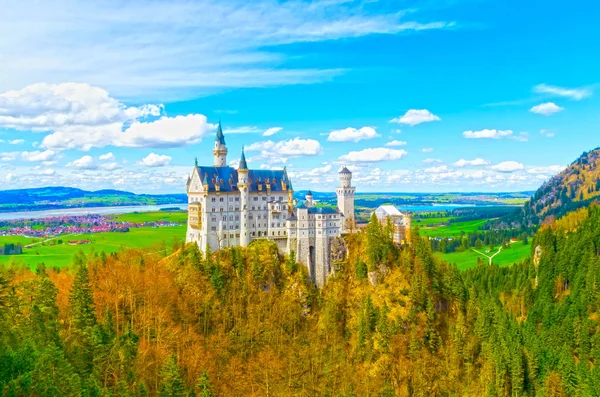 View of the famous tourist attraction in the Bavarian Alps - the 19th century Neuschwanstein castle . — стоковое фото