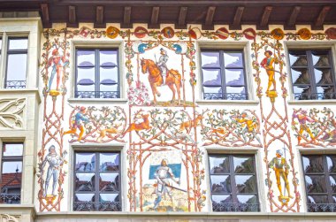Lucerne, İsviçre - 02 Mayıs 2017: Güzel boyalı Cephesi pancurlar, Lucerne, İsviçre eski şehir ile