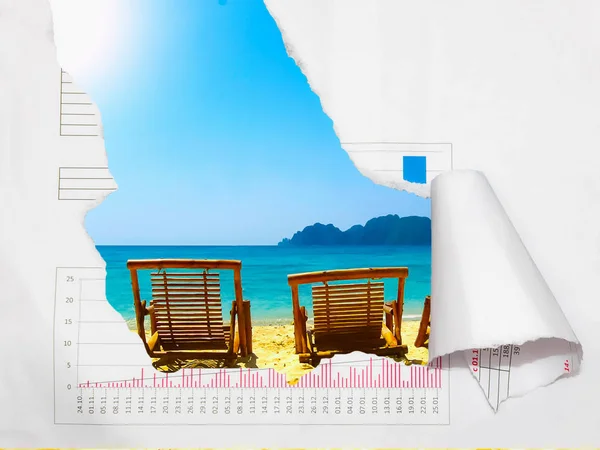 Fundo com foto de férias em bonito um litoral com efeito de papel rasgado. Design, publicidade, conceito — Fotografia de Stock