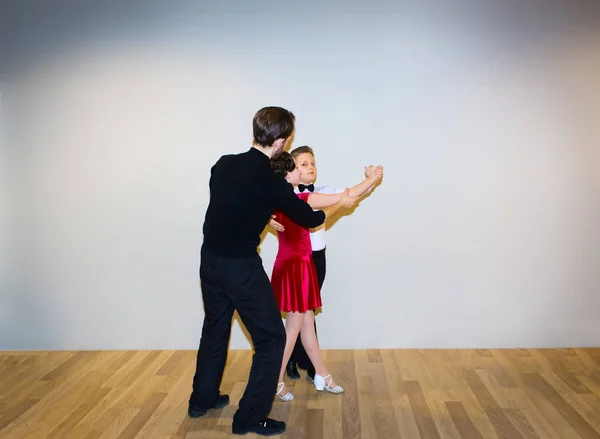 El chico y la chica posando en el estudio de baile —  Fotos de Stock