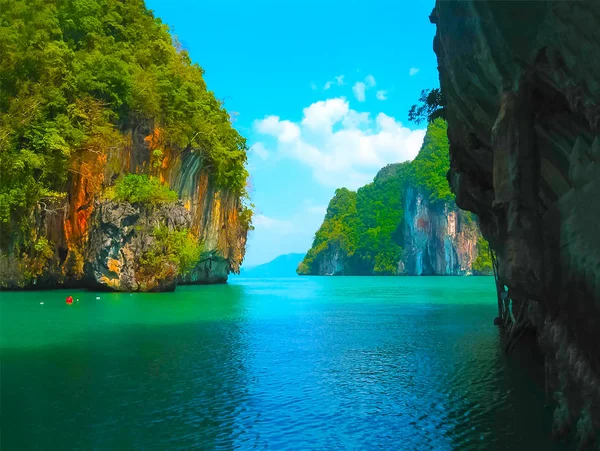 Paisaje tropical. Playa del ferrocarril, Krabi, Tailandia — Foto de Stock