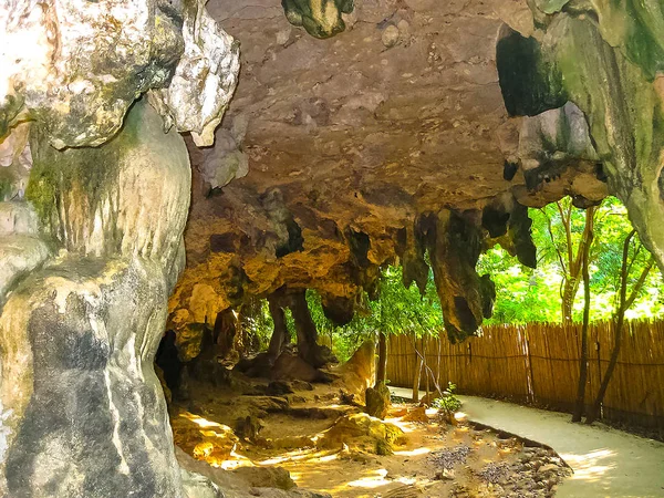 As rochas na praia de Phra Nang na ilha Railay, Krabi, Tailândia — Fotografia de Stock