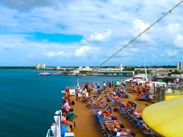 Isla Catalina, República Dominicana - 05 de febrero de 2013: Costa Luminosa cruise shi — Foto de Stock