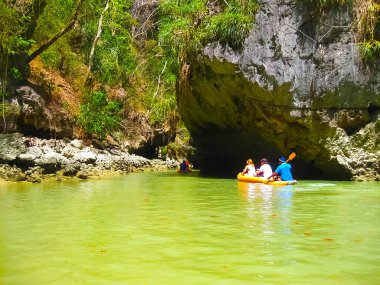 Kano gezisi için Tayland'daki Phang Nga Milli Parkı