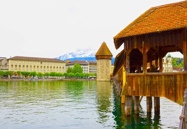 Pont chapelle et château d'eau à Luzern - Suisse — Photo