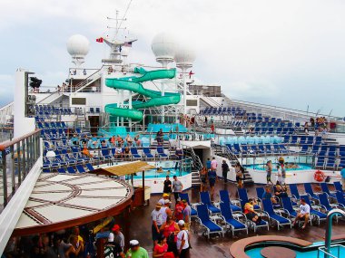 Miami, Amerika Birleşik Devletleri - 5 Ocak 2014: Carnival zafer Cruise Gemi, Miami, ABD 5 Ocak 2014 üzerinde bırakarak gemi vasıl dinlenme insanlar. Karnaval zafer bir fetih-sınıf yolcu gemisi olduğunu