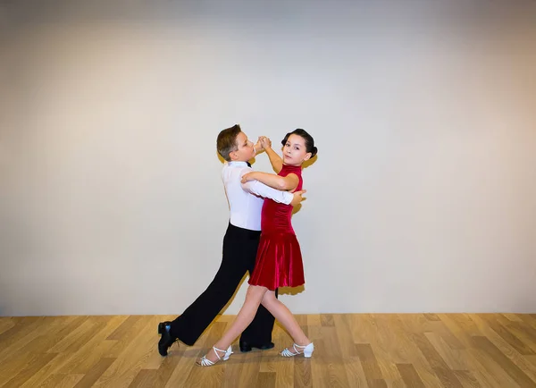 El chico y la chica posando en el estudio de baile —  Fotos de Stock