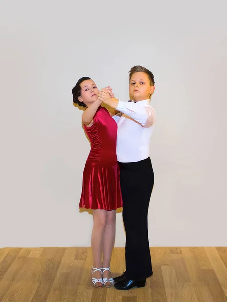 The young boy and girl posing at dance studio — Stock Photo, Image