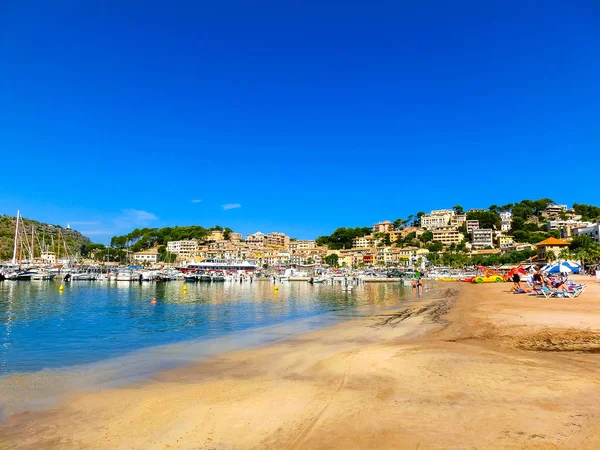 Vista de la playa de Port de Soller con personas tumbadas en la arena, Sóller, Islas Baleares, España . — Foto de Stock