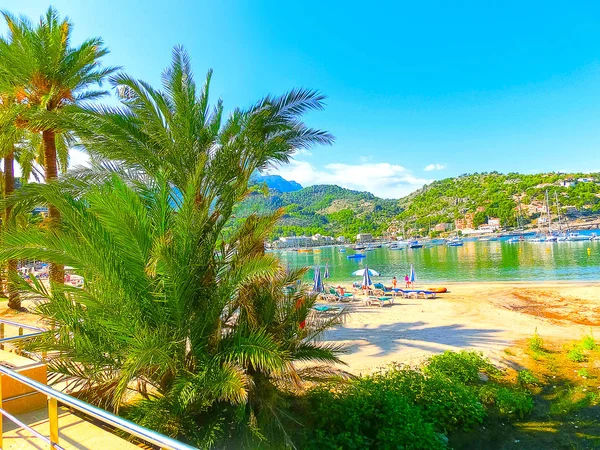 Uitzicht op het strand van Port de Soller met mensen liegen op zand, Soller, Mallorca, Spanje. — Stockfoto