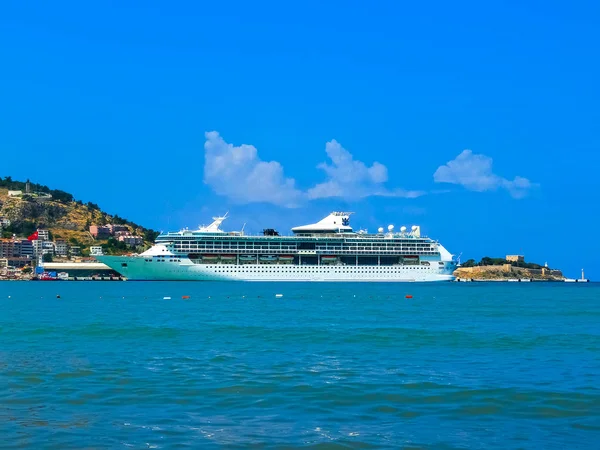Kusadasi, Turkije - 09 juni 2015: Cruiseschip pracht van de zee door Royal Caribbean International op poort van Kusadasi. — Stockfoto