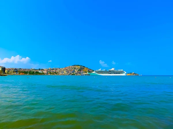 Kusadasi, Turkije - 09 juni 2015: Cruiseschip pracht van de zee door Royal Caribbean International op poort van Kusadasi. — Stockfoto