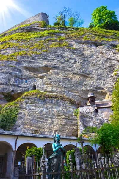 Salzburg, Avusturya - 01 Mayıs 2017: St. Peters mezarlıkta Salzburg — Stok fotoğraf